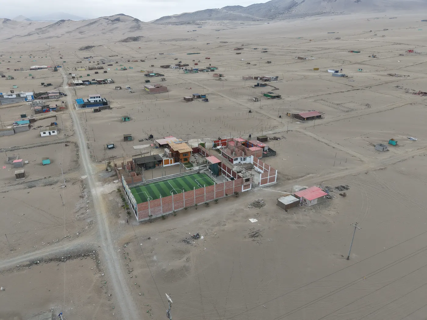 Viviendas construidas y una cancha deportiva dentro del proyecto