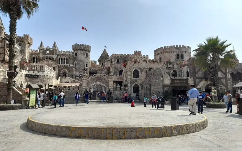 Explanada de acceso al Castillo de Chancay con sus torres y almenas al fondo