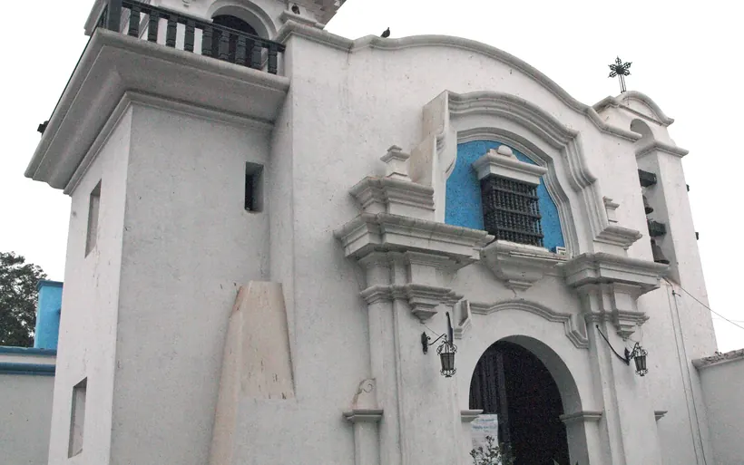 Fachada blanca y azul de la capilla de la antigua Hacienda Huando, en Huaral