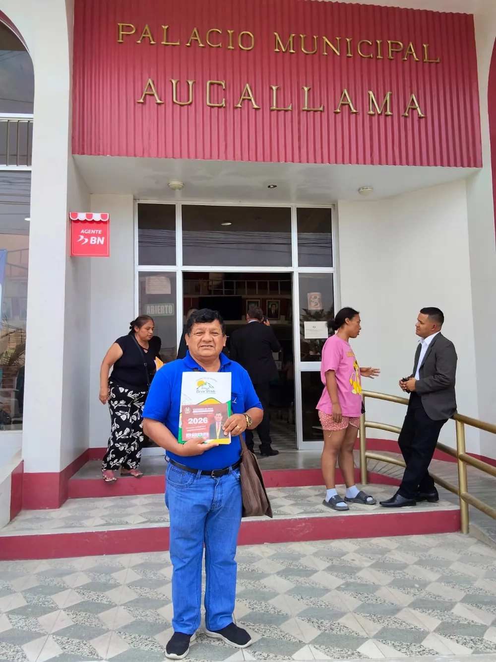 Vecino del proyecto con su documentación en el Palacio Municipal de Aucallama