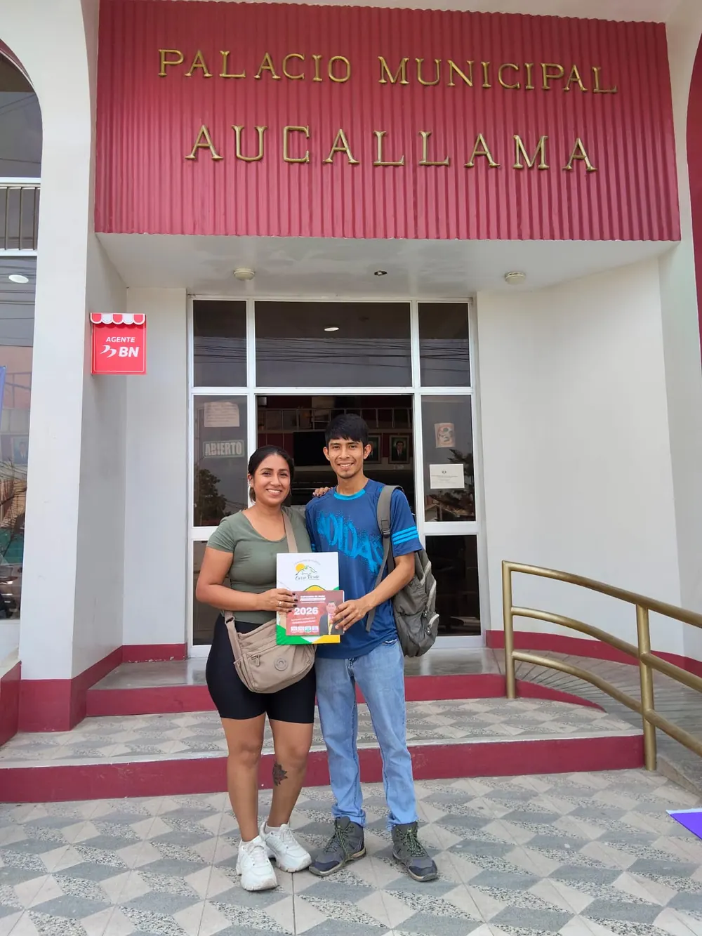 Pareja de vecinos con su documentación en el Palacio Municipal de Aucallama