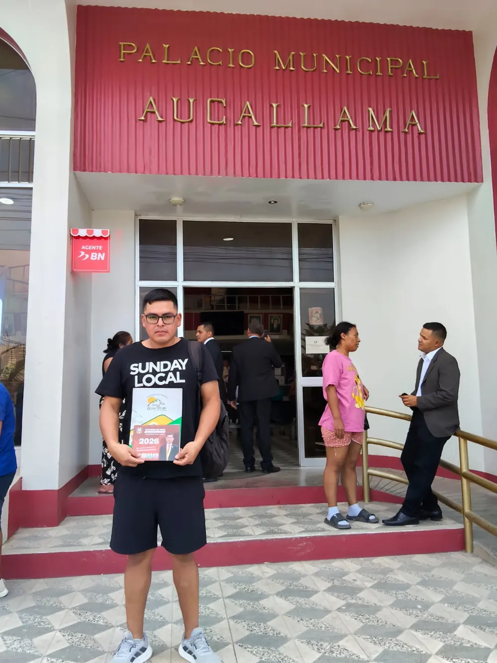Vecino del proyecto con su documentación en el Palacio Municipal de Aucallama