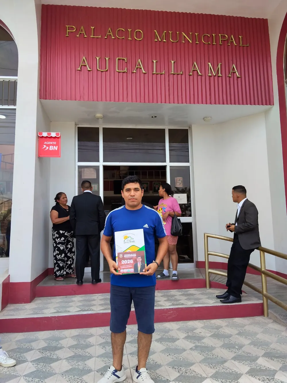 Vecino del proyecto con su documentación en el Palacio Municipal de Aucallama
