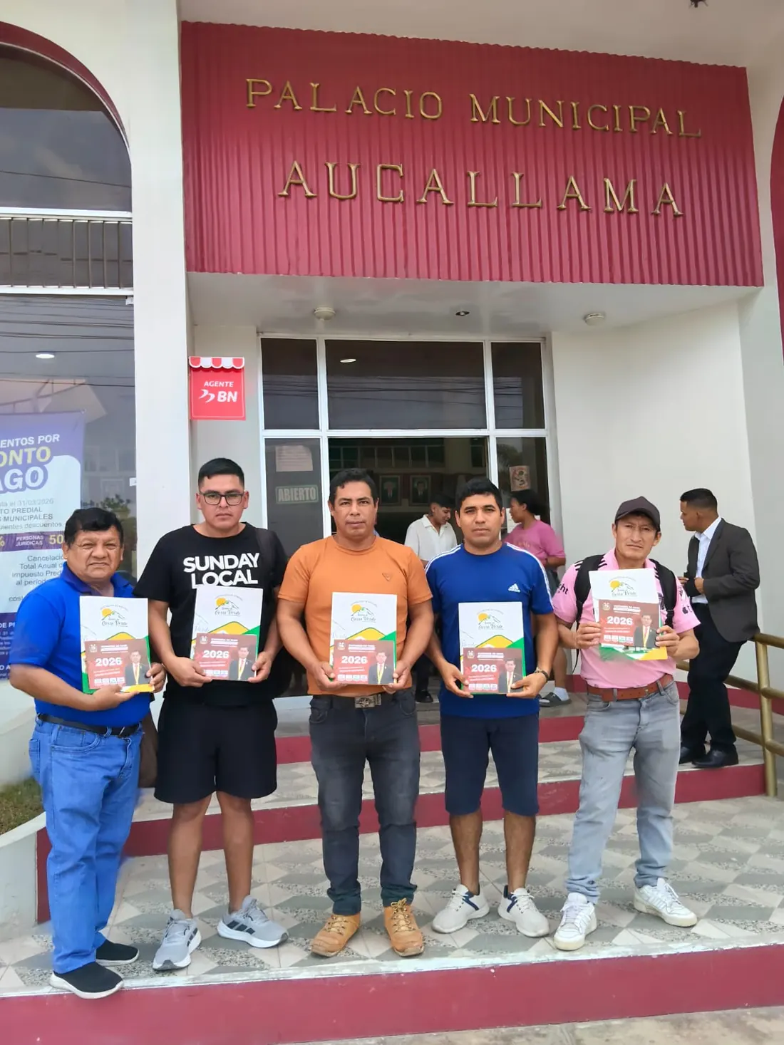 Vecinos de Lomas de Cerro Verde con sus documentos en el Palacio Municipal de Aucallama